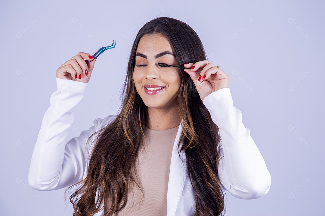 Linda mulher Designer de cílios usando blazer branco sobre fundo isolado