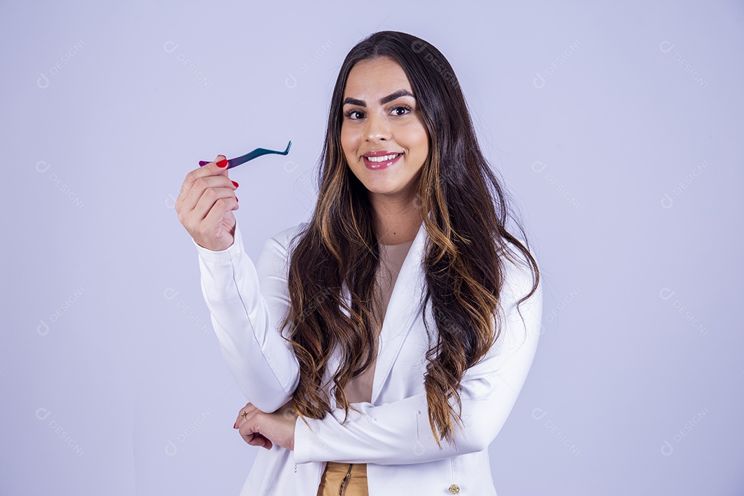 Linda mulher de cabelos comprimdos usando blazer branco sobre fundo isolado