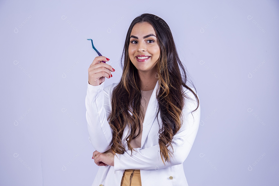 Linda mulher de cabelos comprimdos usando blazer branco sobre fundo isolado