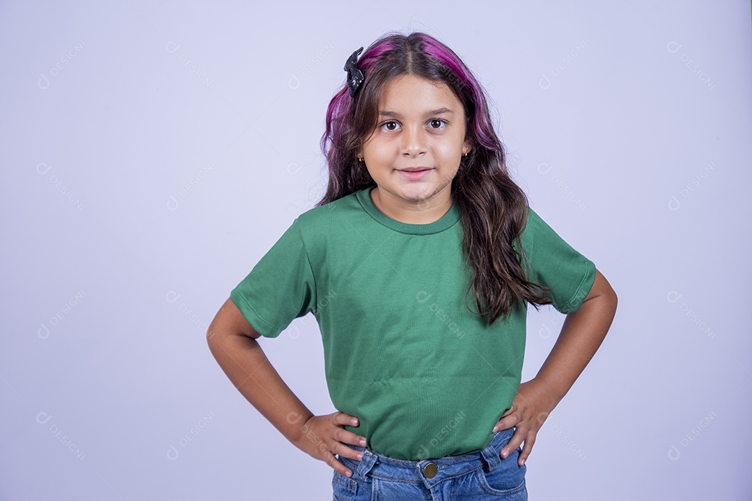 Linda menina de cabelo estiloso com mechas lilás sobre fundo isolado