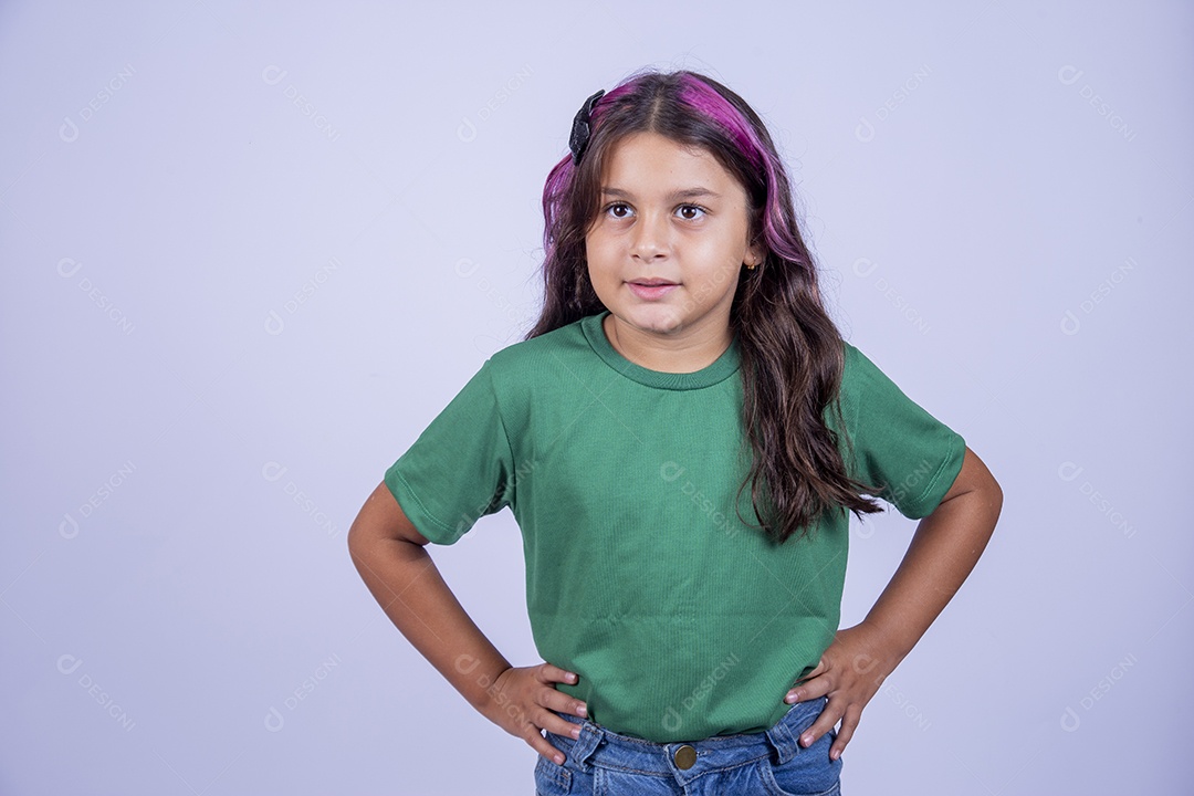 Linda garota fofa sobre fundo isolado branco