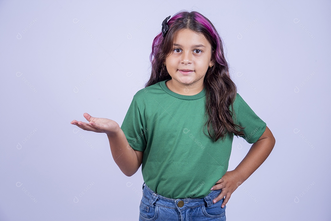 Linda menina de cabelo estiloso com mechas lilás sobre fundo isolado