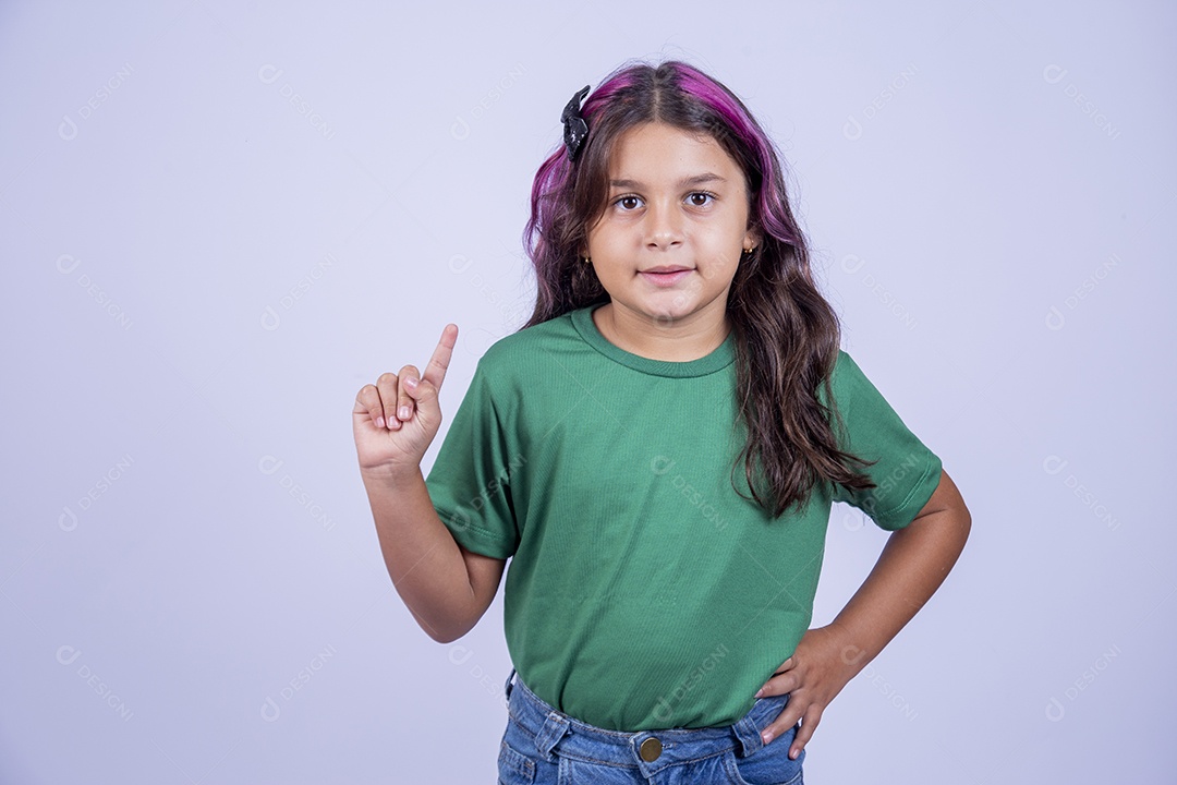 Linda menina apontando para cima sobre fundo isolado