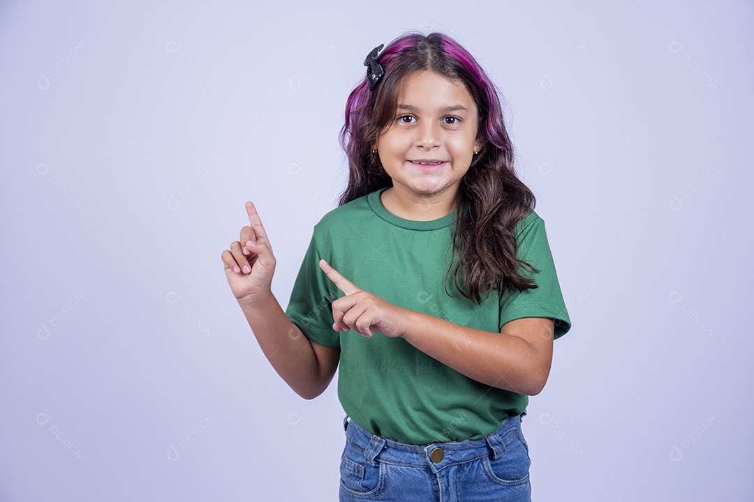 Linda menina apontando para o lado sobre fundo isolado