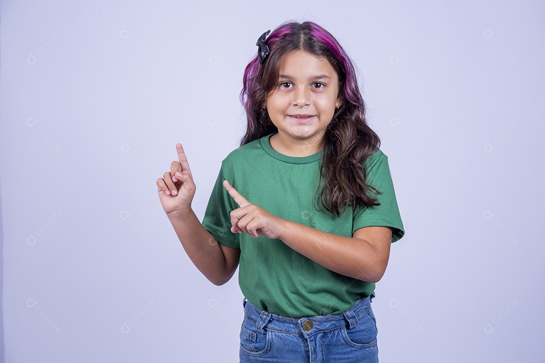 Linda menina apontando para o lado sobre fundo isolado