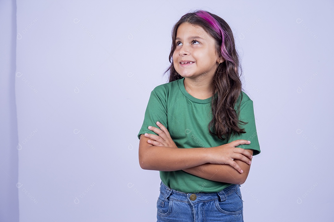 Linda menina sorridente de braços cruzados sobre fundo isolado