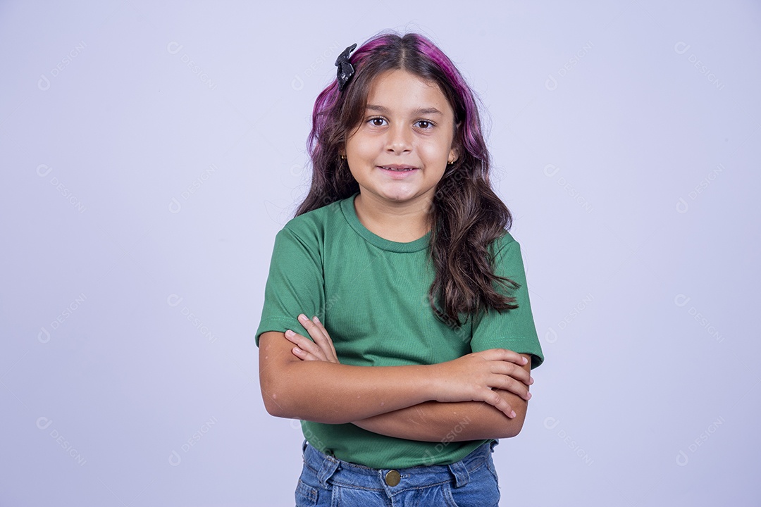 Linda menina de de braços cruzados sobre fundo isolado