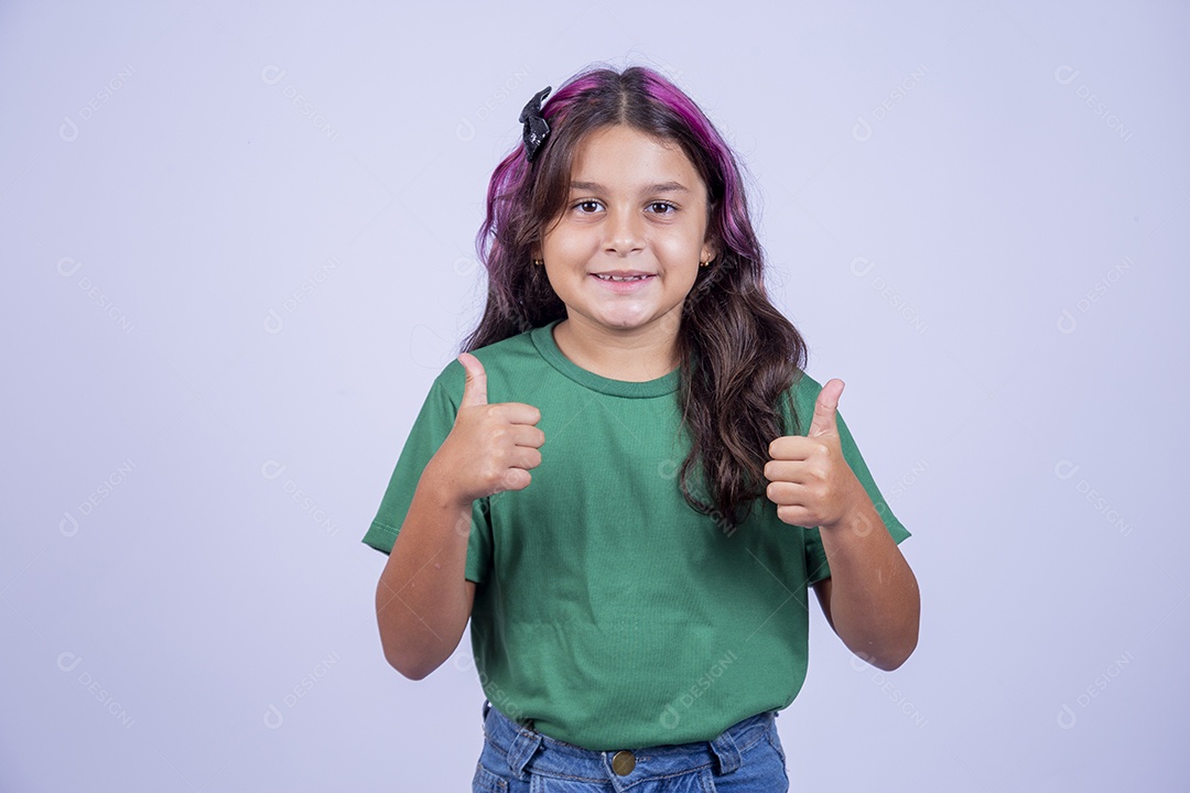 Linda menina fazendo sinal positivo sobre fundo isolado