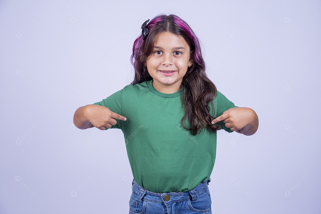 Linda menina de cabelo estiloso com mechas lilás sobre fundo isolado