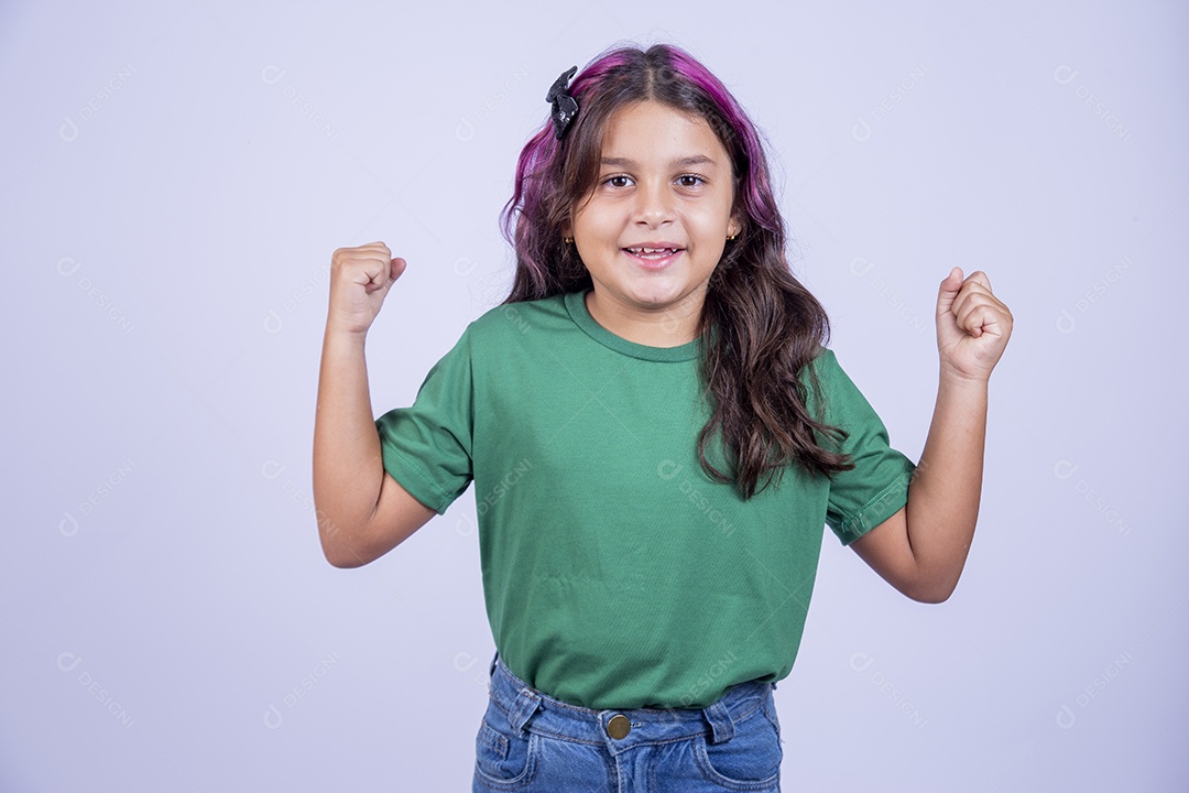 Linda menina de cabelo estiloso com mechas lilás sobre fundo isolado