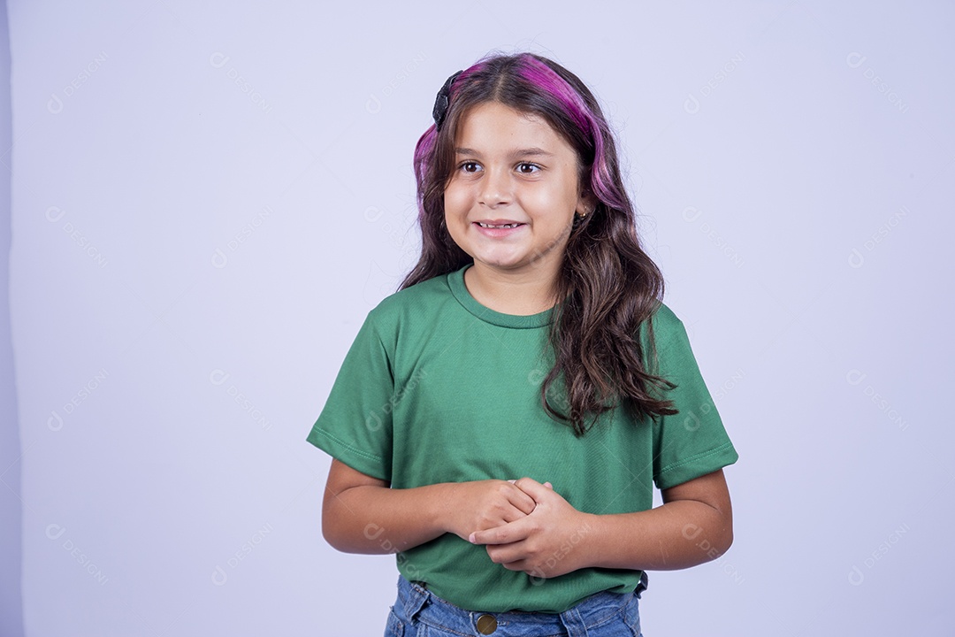 Linda menina de cabelo estiloso com mechas lilás sobre fundo isolado
