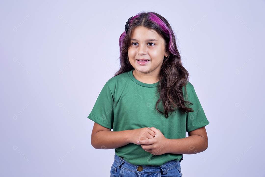 Linda garota fofa sobre fundo isolado branco