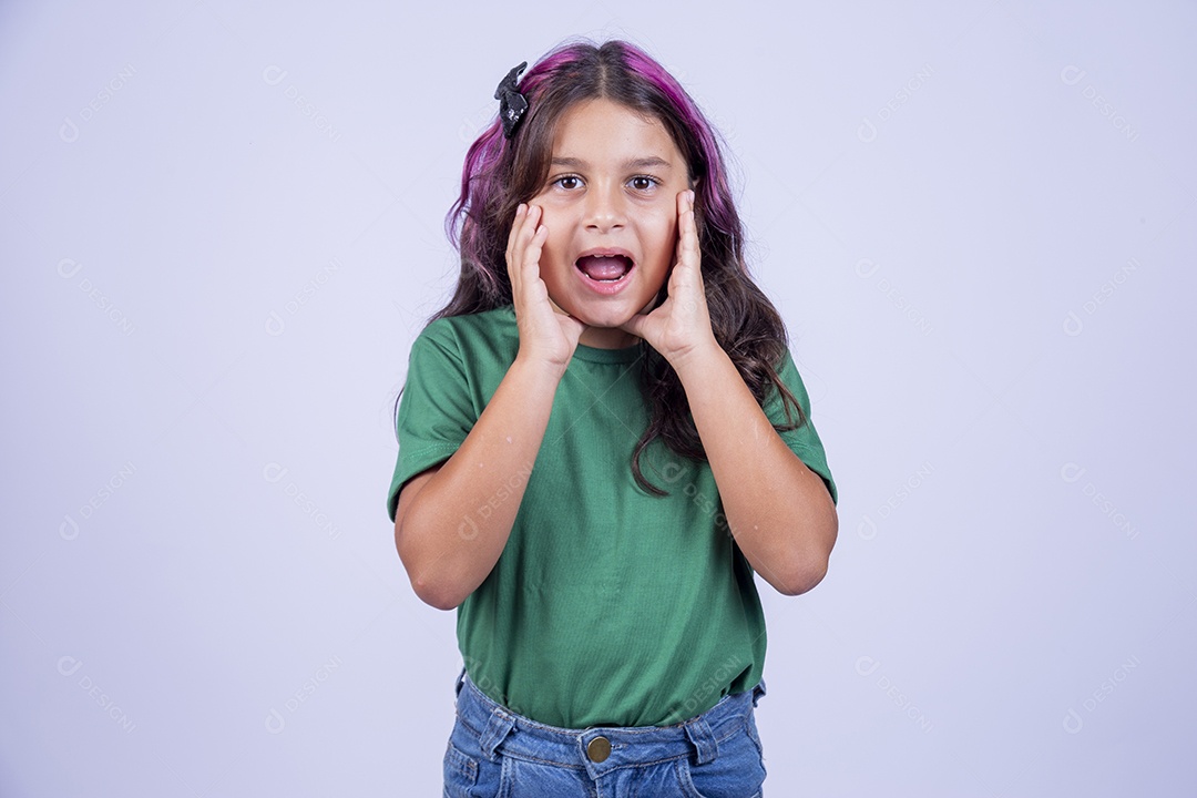 Linda menina de cabelo estiloso com mechas lilás sobre fundo isolado