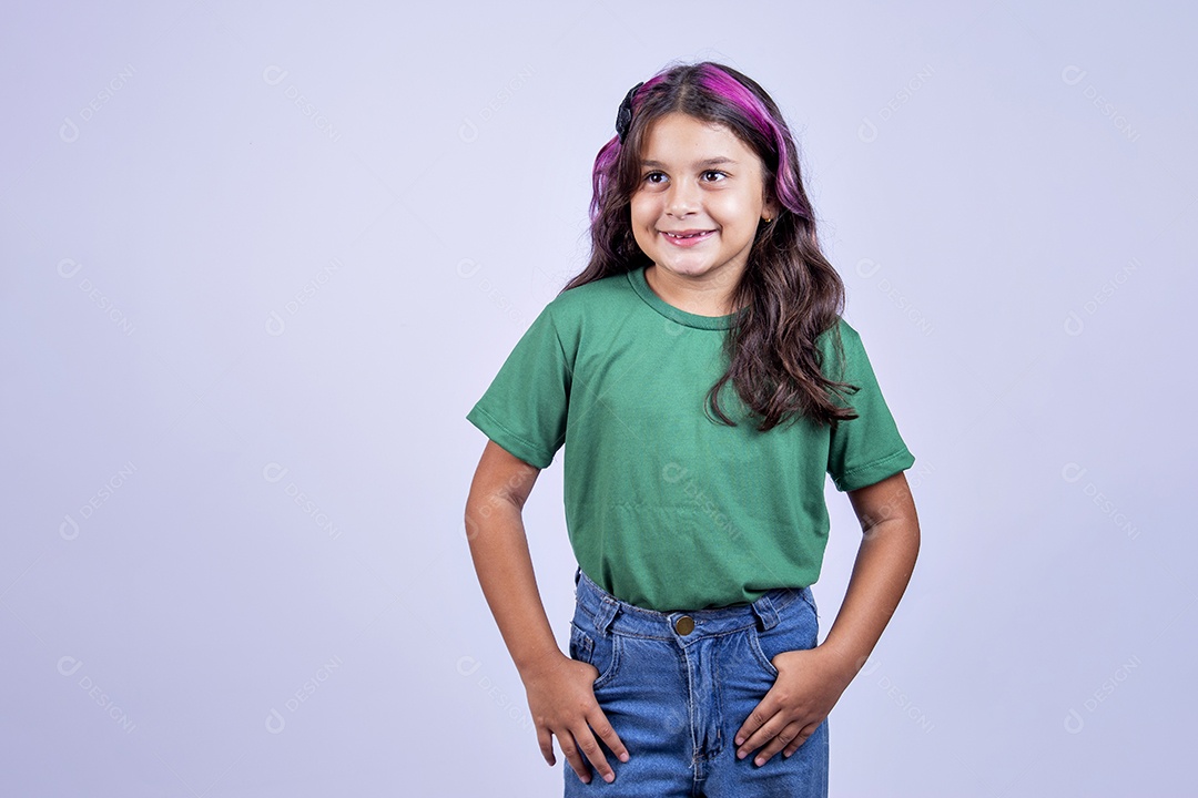 Linda menina de cabelo estiloso com mechas lilás sobre fundo isolado