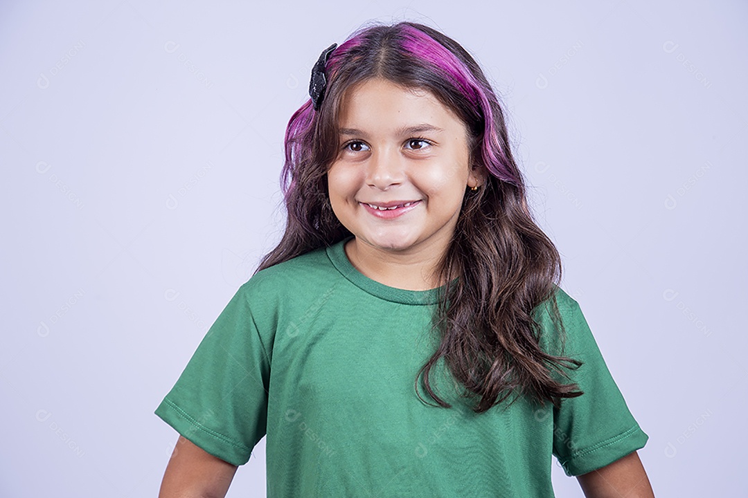 Linda menina de cabelo estiloso com mechas lilás sobre fundo isolado