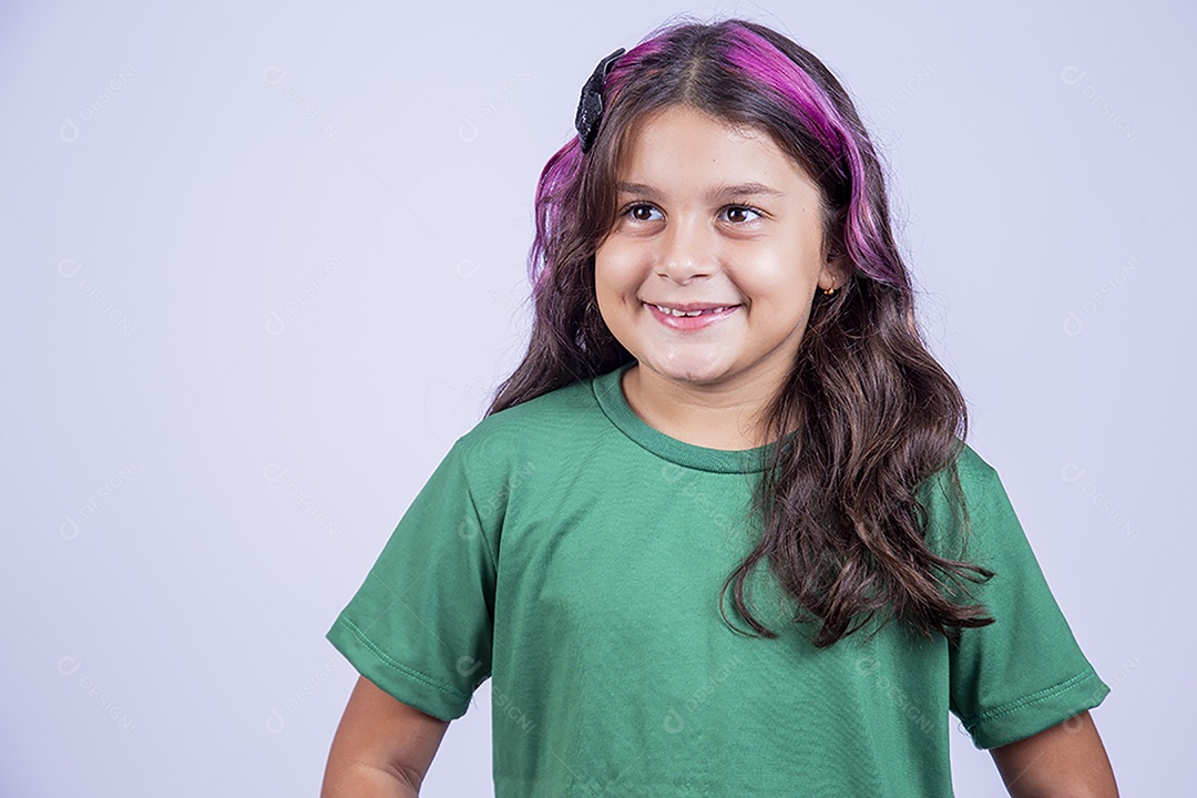 Linda menina de cabelo estiloso com mechas lilás sobre fundo isolado