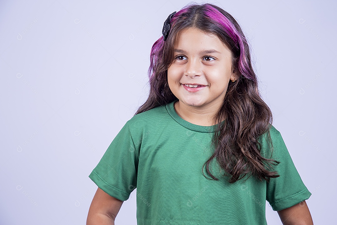 Linda menina de cabelo estiloso com mechas lilás sobre fundo isolado