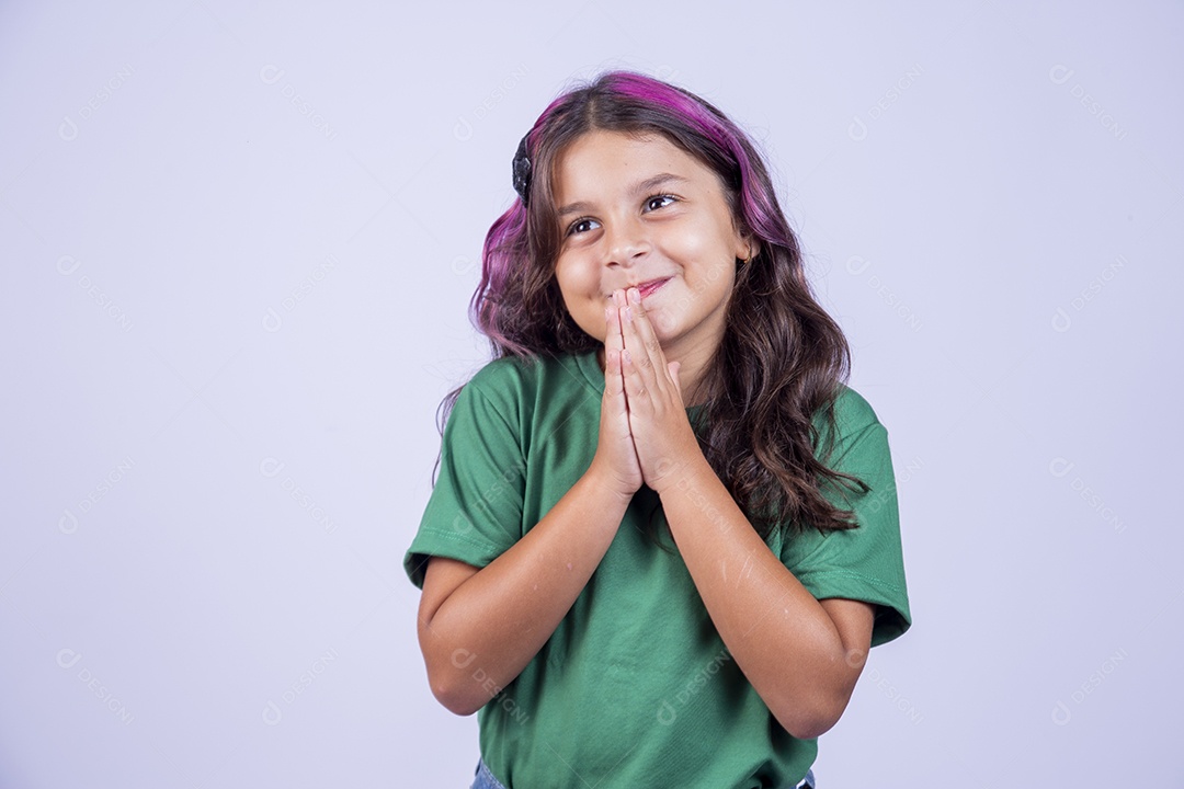 Linda menina com as mãos juntas sobre fundo isolado