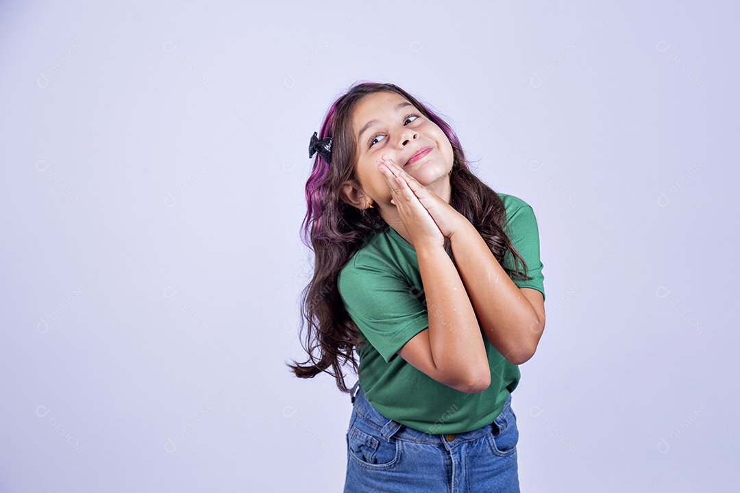 Linda menina de cabelo estilodo com mechas lilás sobre fundo isolado