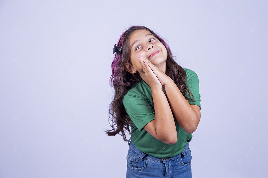 Linda menina de cabelo estilodo com mechas lilás sobre fundo isolado