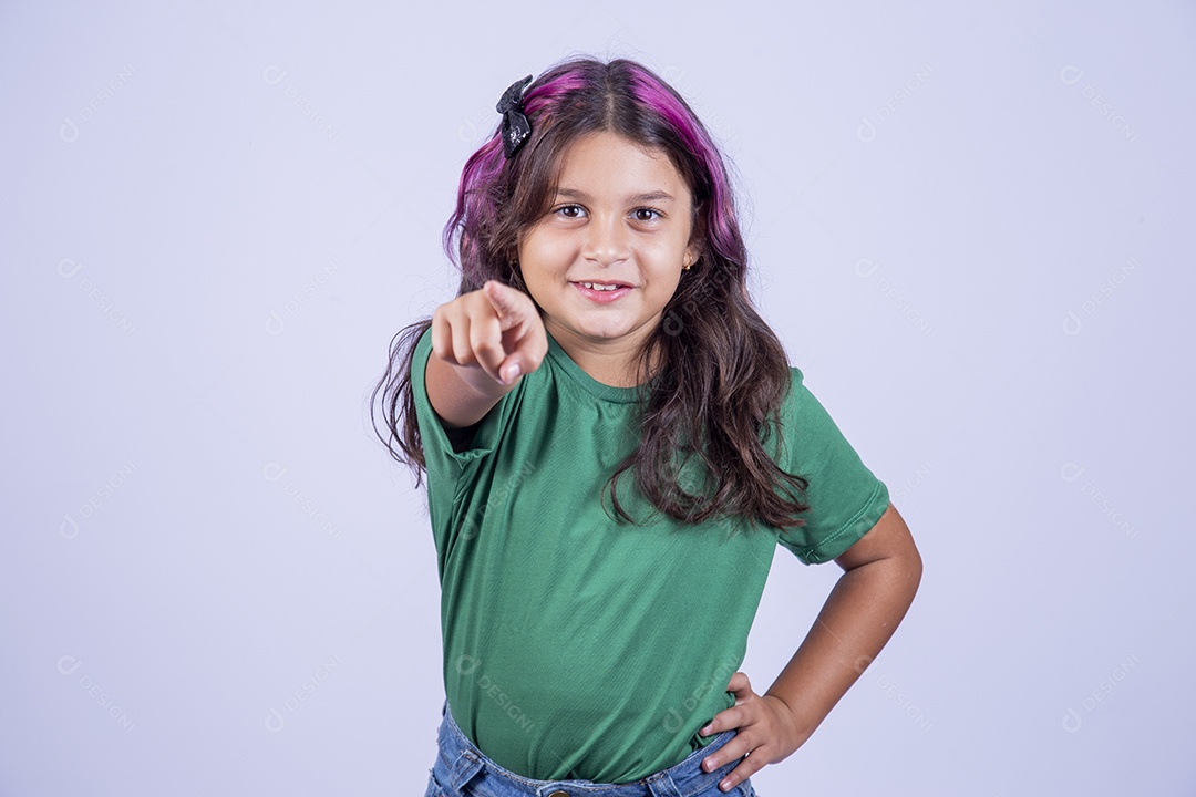 Linda menina de cabelo estiloso com mechas lilás sobre fundo isolado