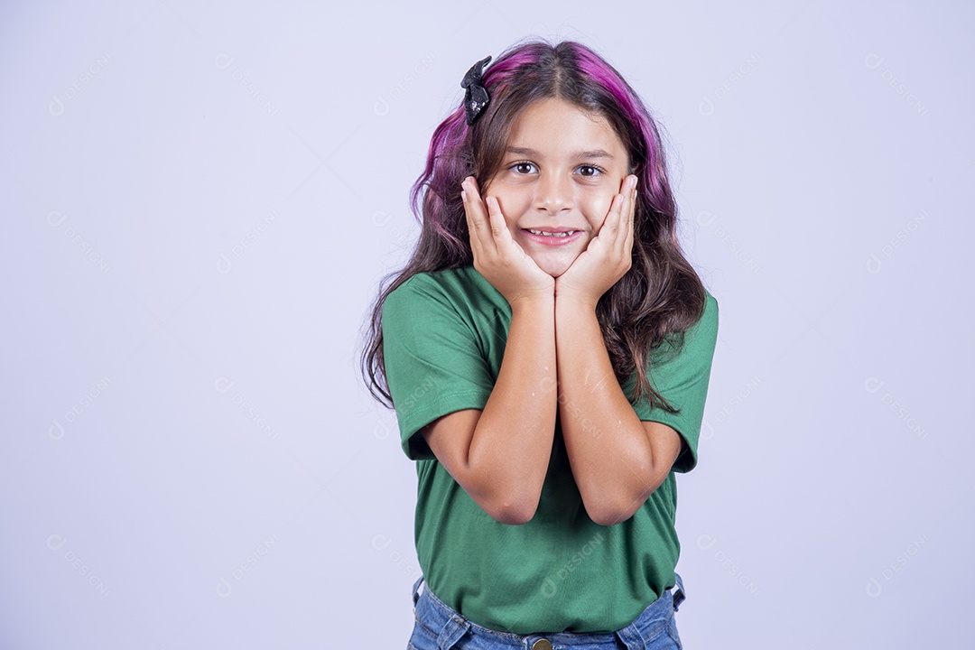 Linda criança apoia o rosto com as mãos,