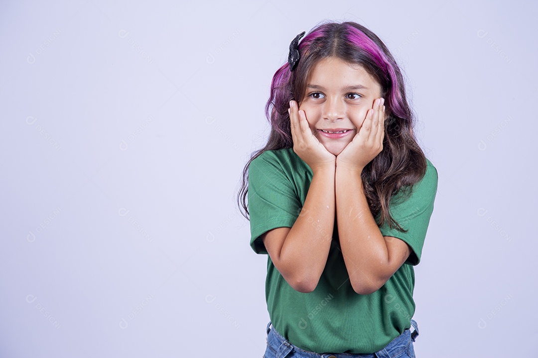 Linda criança apoia o rosto com as mãos,