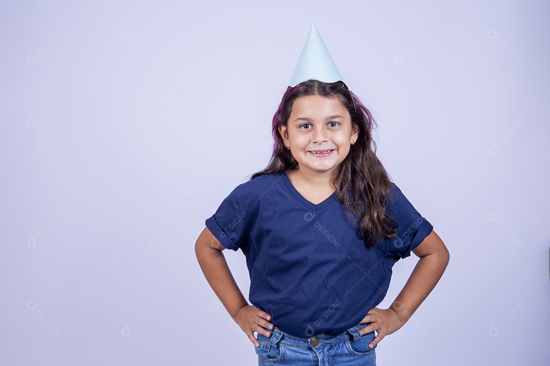 Criança feliz usando chapeu de festa