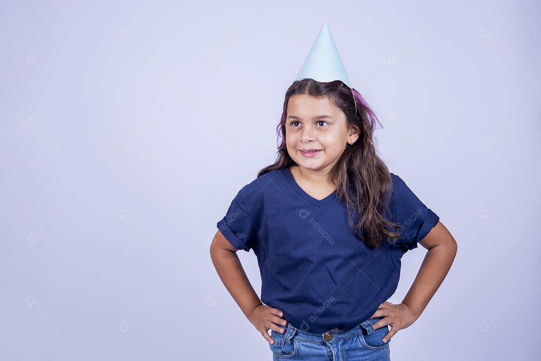 Criança feliz usando chapeu de festa.
