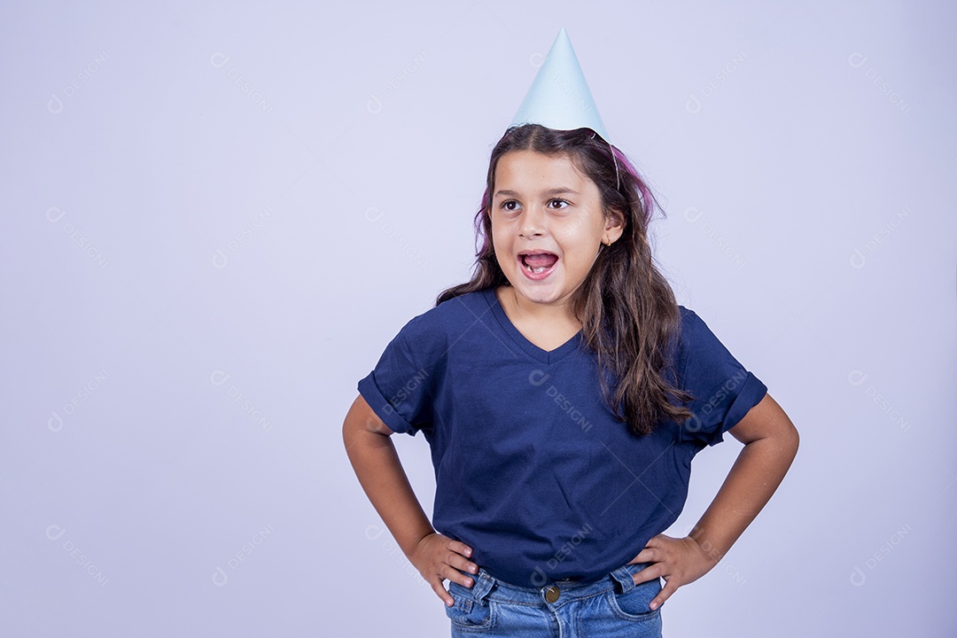 Linda garatinha usando chapeu de festa.