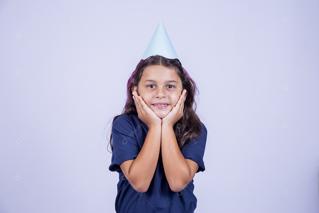 Linda menina apoia o rosto sobre as mãos.