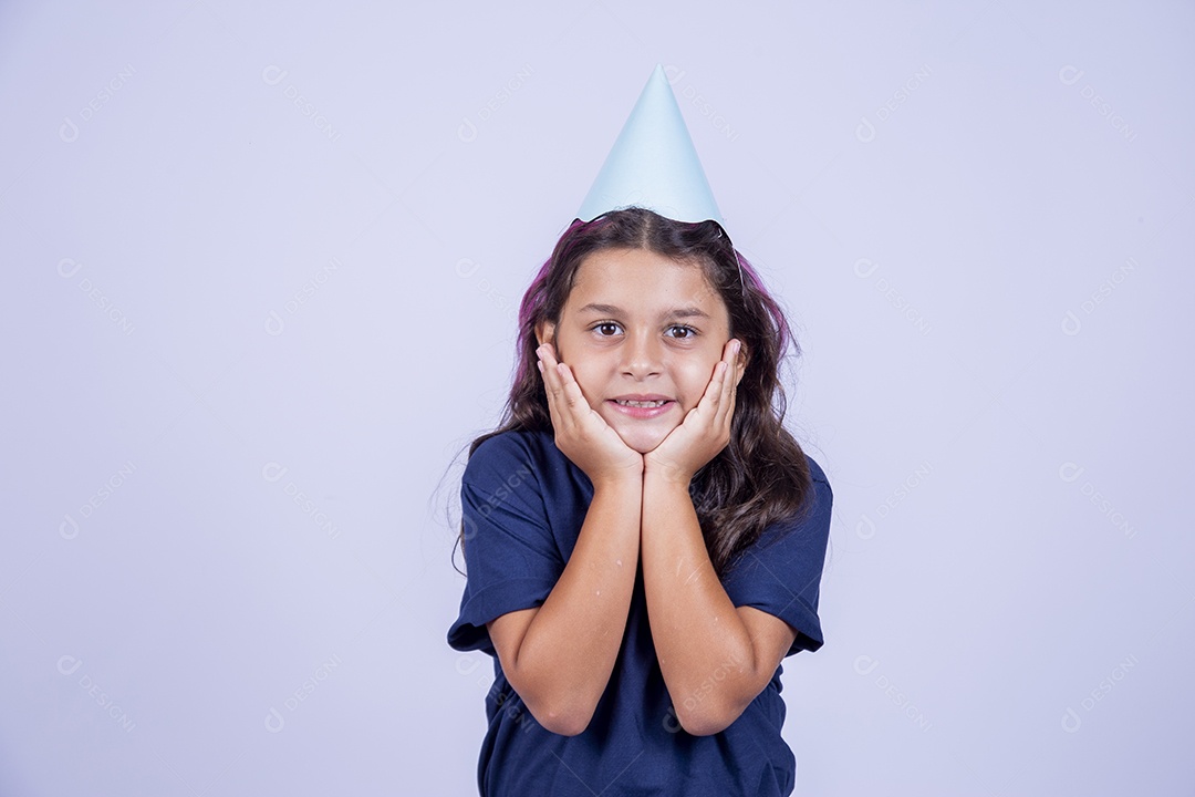 Linda meina apoia o rosto sobre as mãos