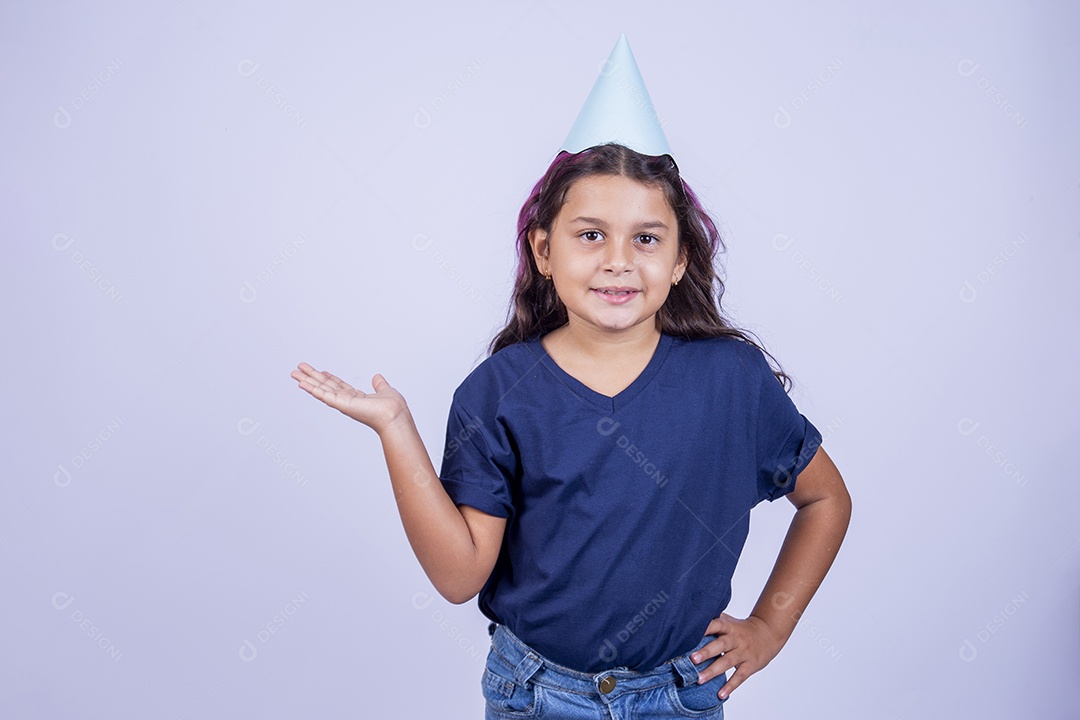 Garotinha usando chapéu de festa apontando para o lado.