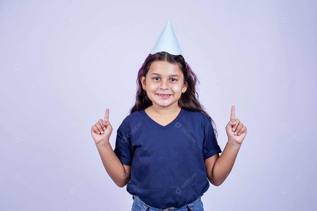Criança apontando para cima usando chapéu de festa infantil sobre fundo isolado