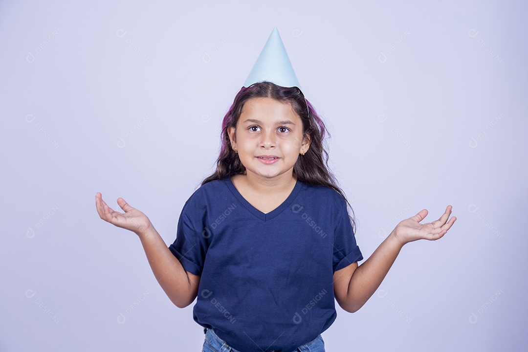 Criança com chapéu de festa infantil sobre fundo isolado