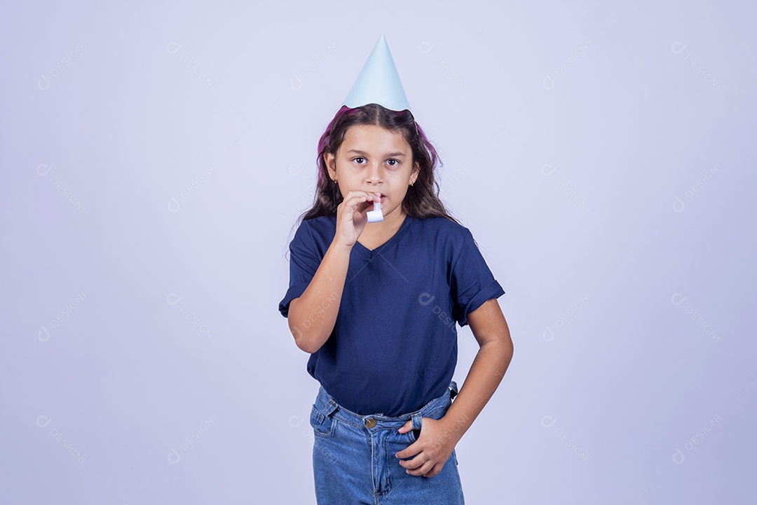 Criança com chapéu e artigos de festa infantil sobre fundo isolado