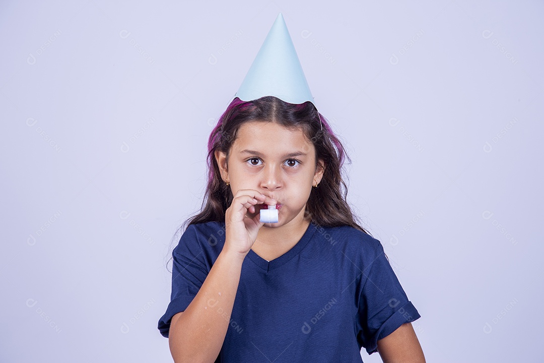 Criança com chapéu e artigos de festa infantil sobre fundo isolado