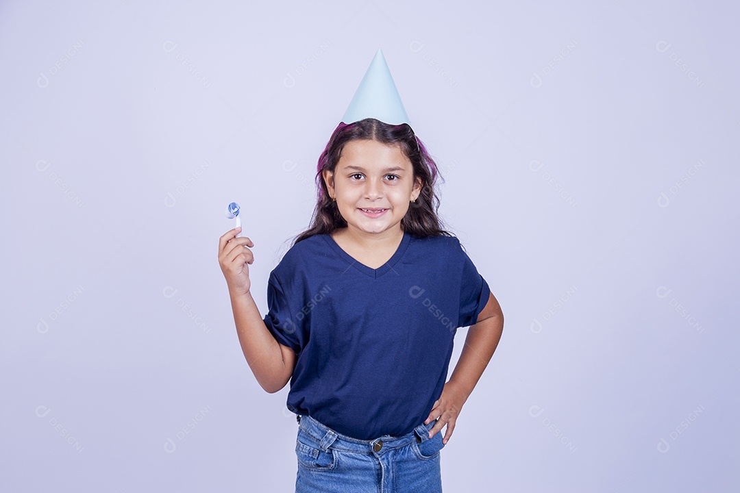 Criança com chapéu de festa infantil sobre fundo isolado