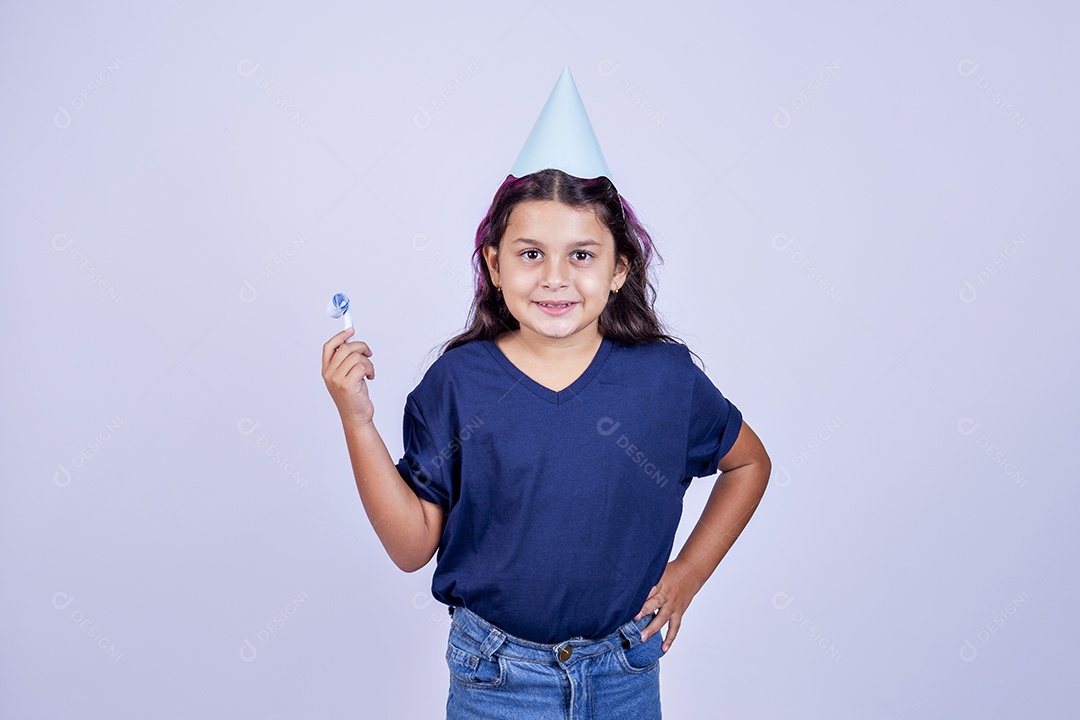 Criança com chapéu de festa infantil sobre fundo isolado