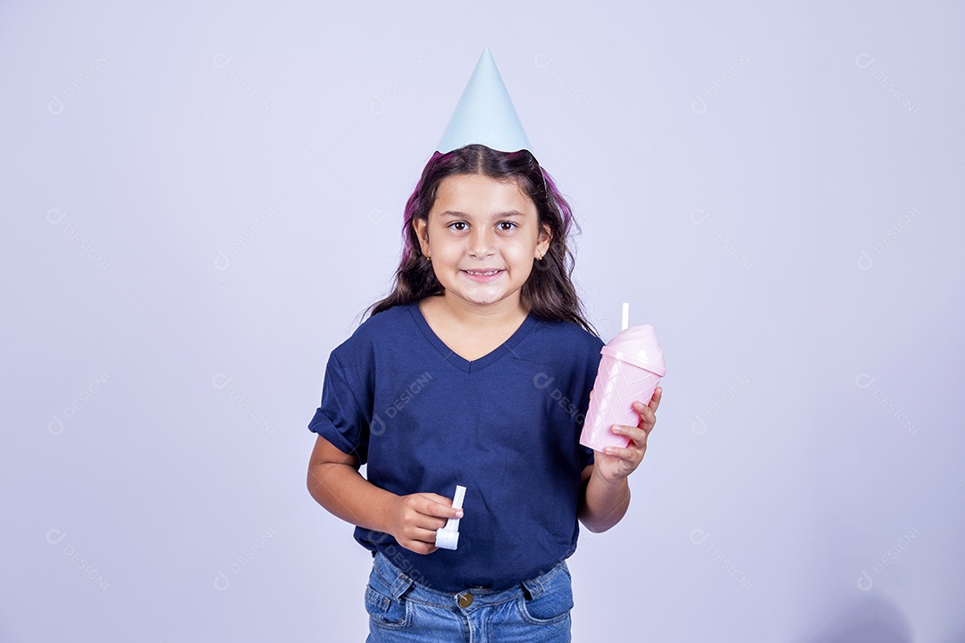 Criança com chapéu e artigos de festa infantil sobre fundo isolado