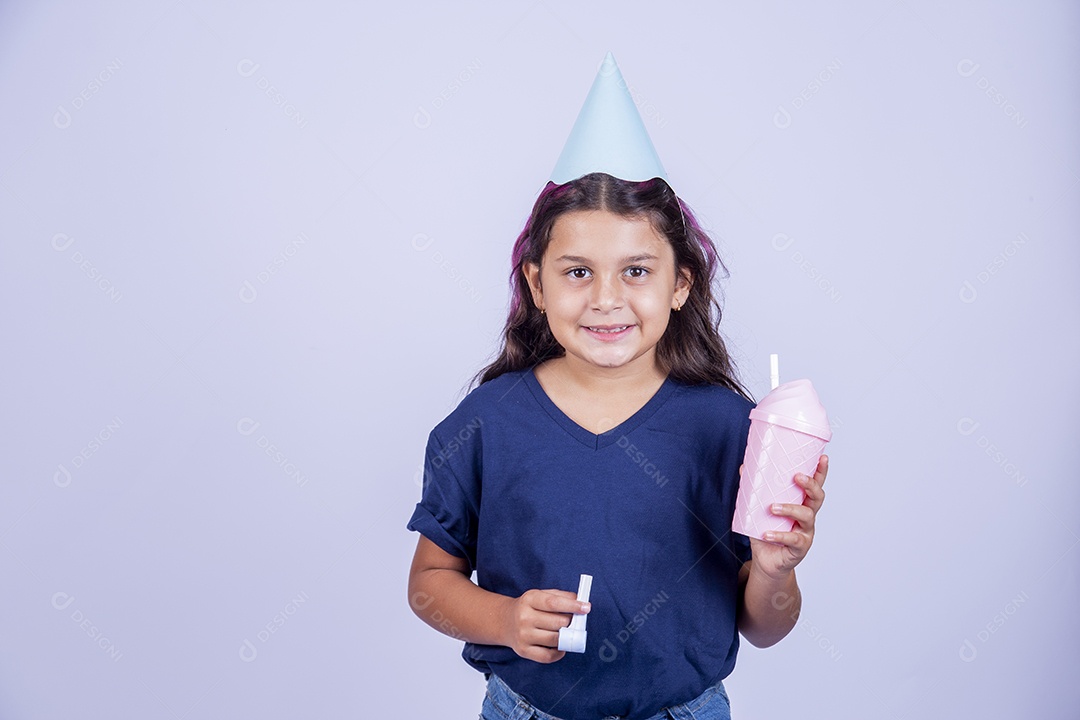 Criança com chapéu e artigos de festa infantil sobre fundo isolado