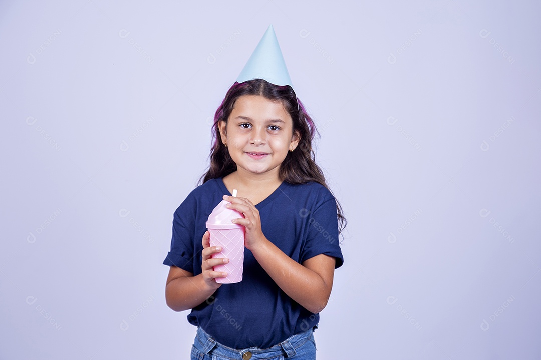 Criança com chapeu de festa sobre fundo isolado