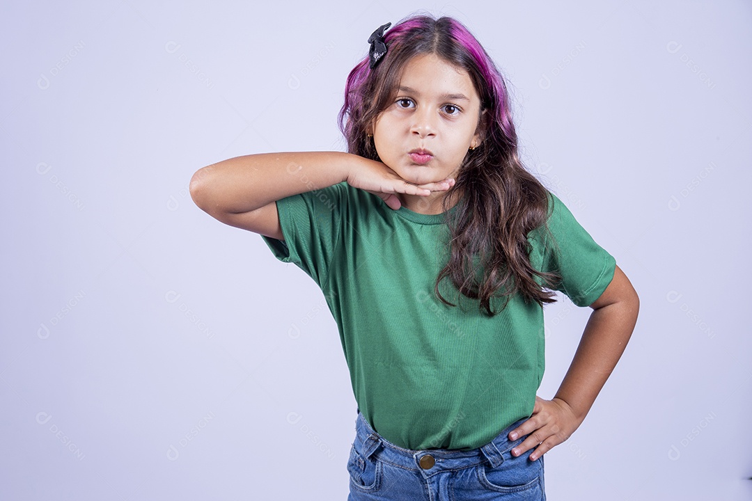 Linda menina de cabelo estiloso com mechas lilás sobre fundo isolado