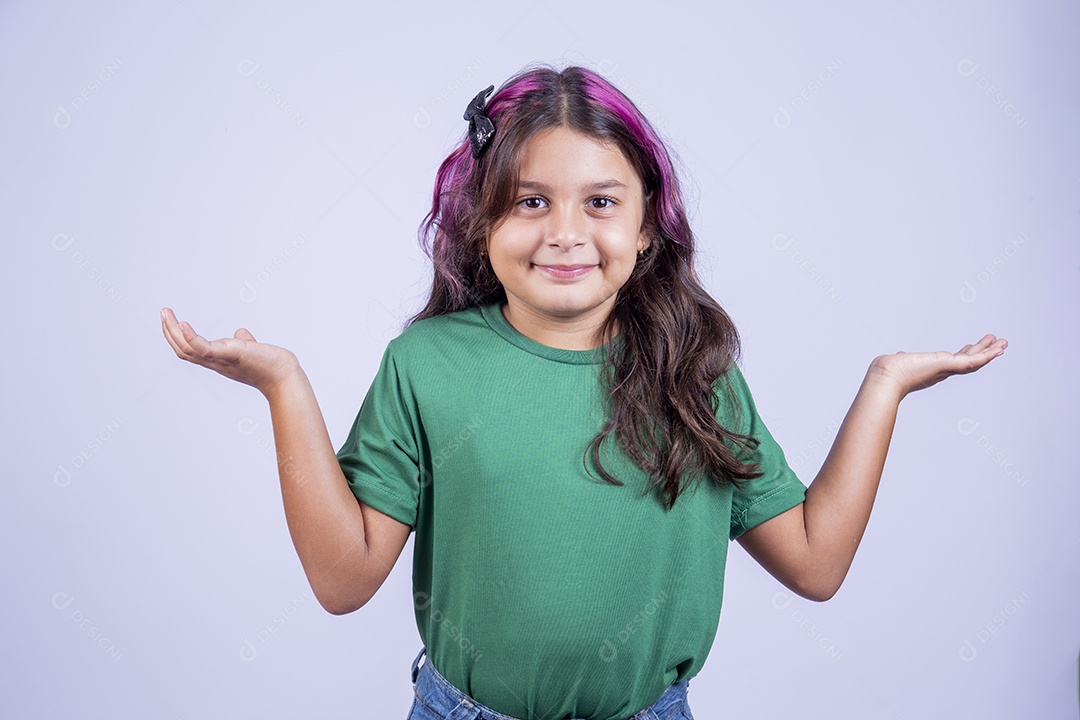 Linda menina de cabelo estilodo com mechas lilás sobre fundo isolado