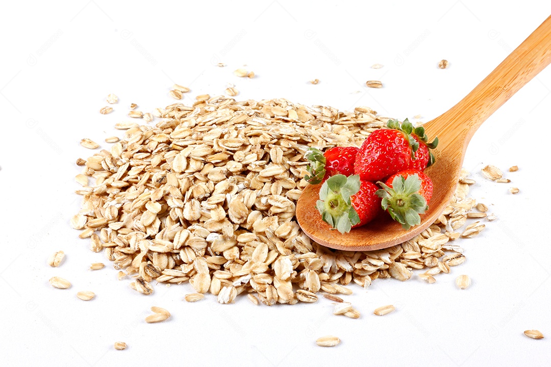 Colher com morangos e aveias sobre fundo branco