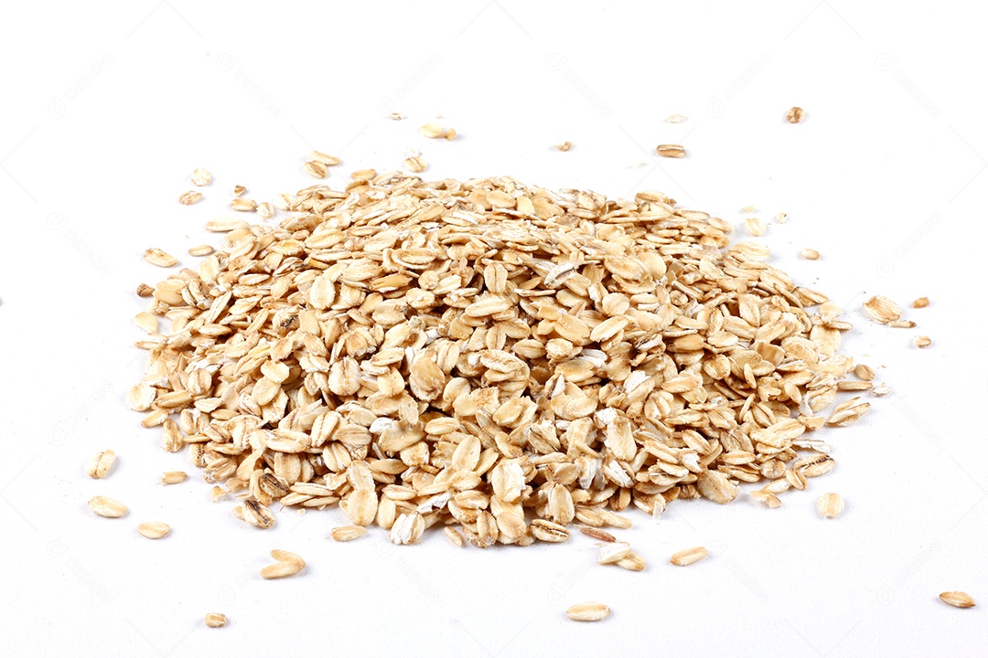 Porção de flocos de aveia orgânica crua isolados em fundo branco