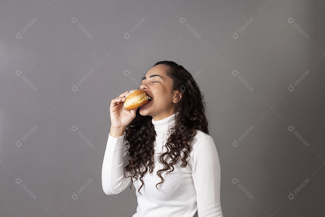 Linda mulher se alimentando sobre fundo isolado