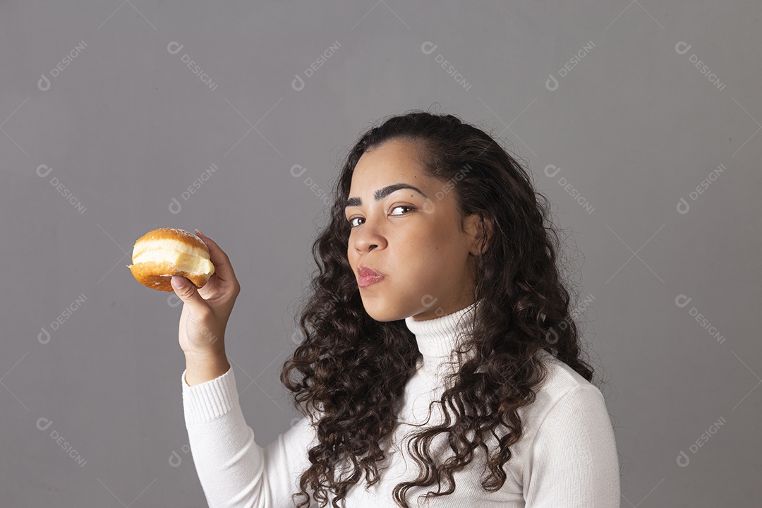 Linda mulher se alimentando sobre fundo isolado