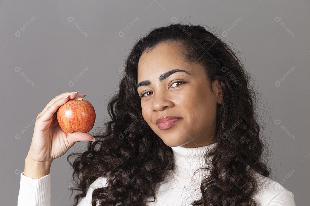 Linda mulher segurando maçã sobre fundo isolado