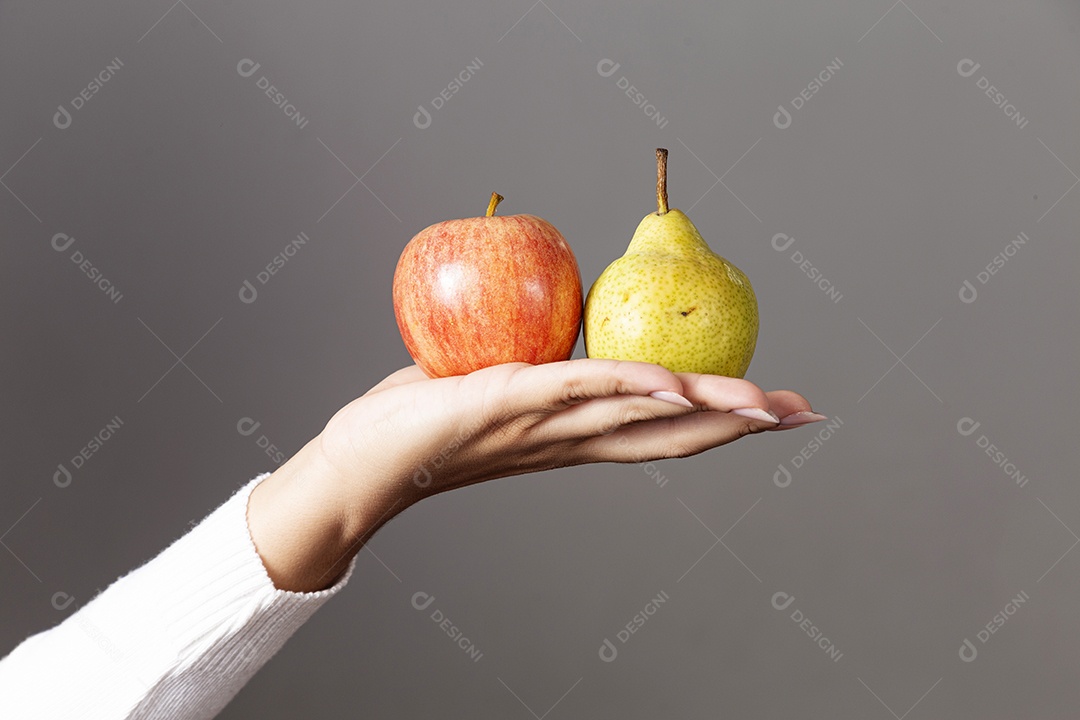 Mão segurando frutas sobre fundo isolado